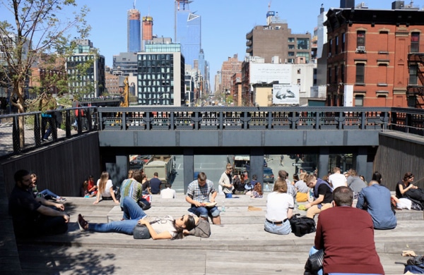 Personnes se reposant sur la promenade de la High Line à New York