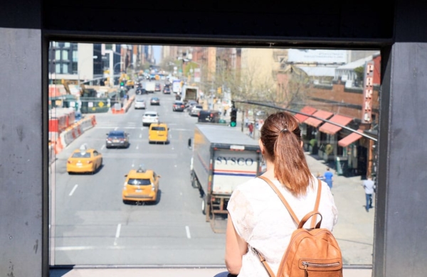 Femme de dos regardant la vue sur la rue de la High Line à New York