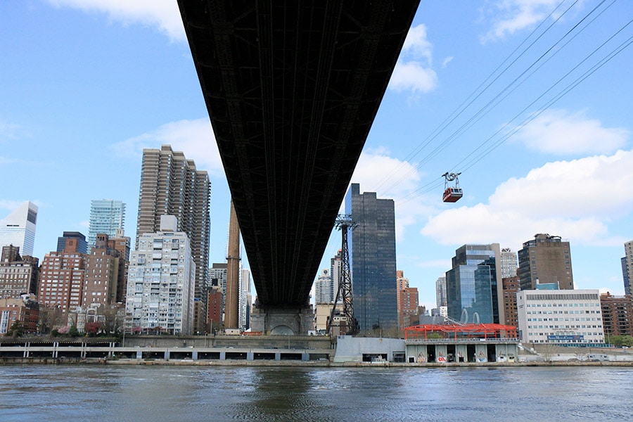 Passage en dessous d'un pont dans le téléphérique de Roosevelt Island à New York