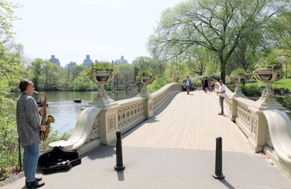 Joueur de saxo sur le pont de Central Park à New York