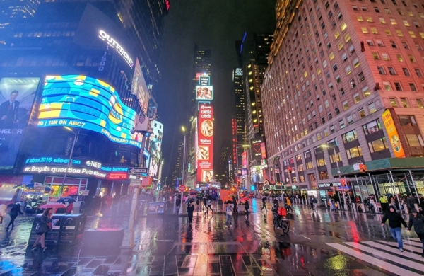 Photo de Times Square de nuit sous la pluie