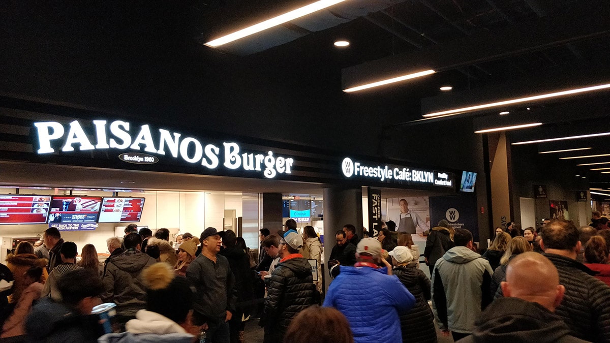 Fast food dans les couloirs du Barclays Center à Brooklyn