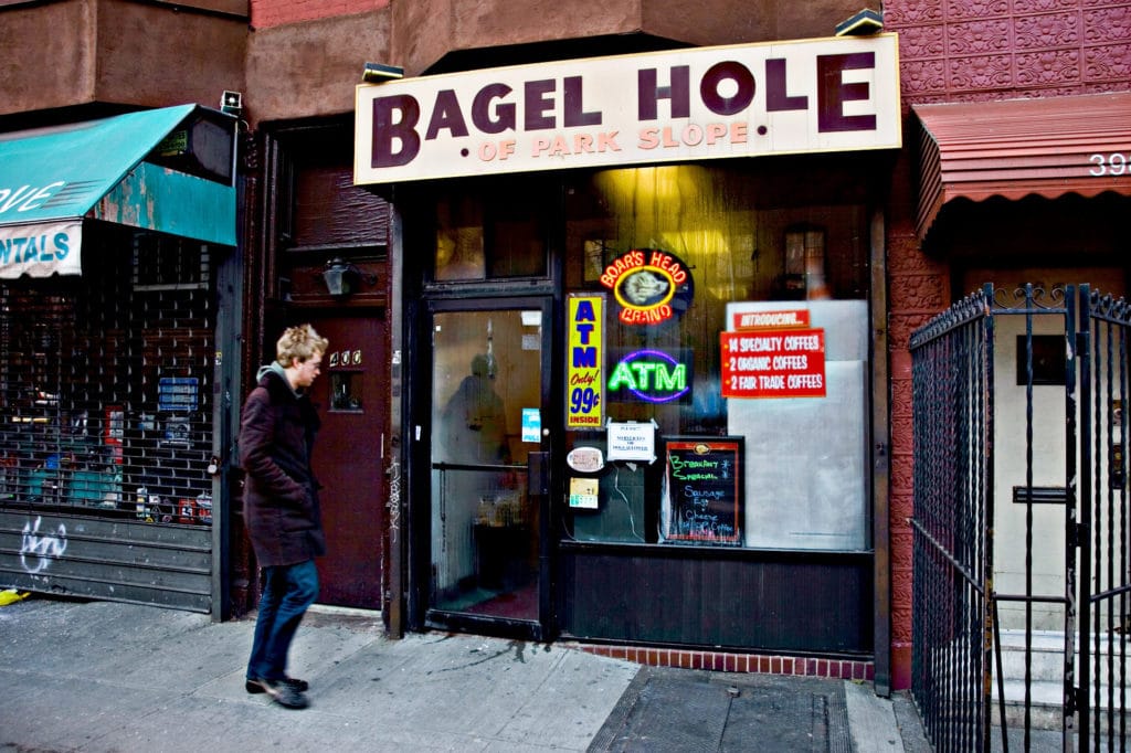 Bagel Hole situé à Brooklyn à New York propose des bagels faits main et cuits sur place.