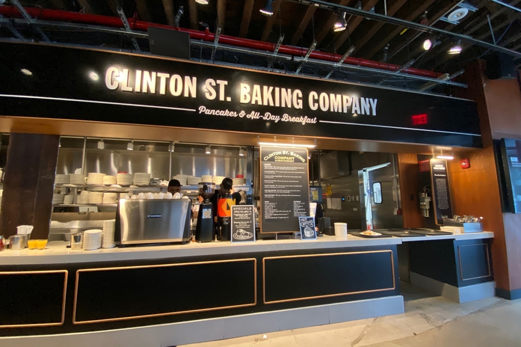 Clinton Street Baking Company situé dans le Downtown Manhattan à New York est réputé pour ses pancakes de qualité typiques du pays.