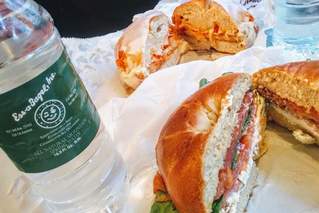 Ess a Bagel, situé dans le Midtown East à New York propose une grande variété de bagels à base de produits frais.