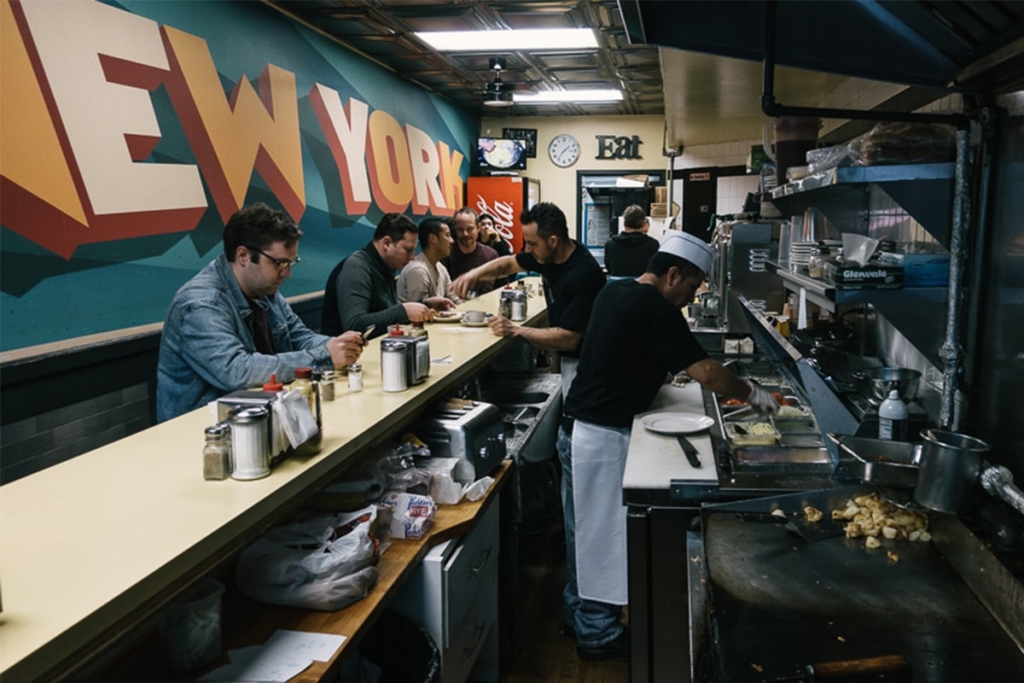 Johny's Luncheonette situé proche de l'Empire State Building à New York propose des pancakes à des prix très abordables dans une ambiance typiquement américaine.