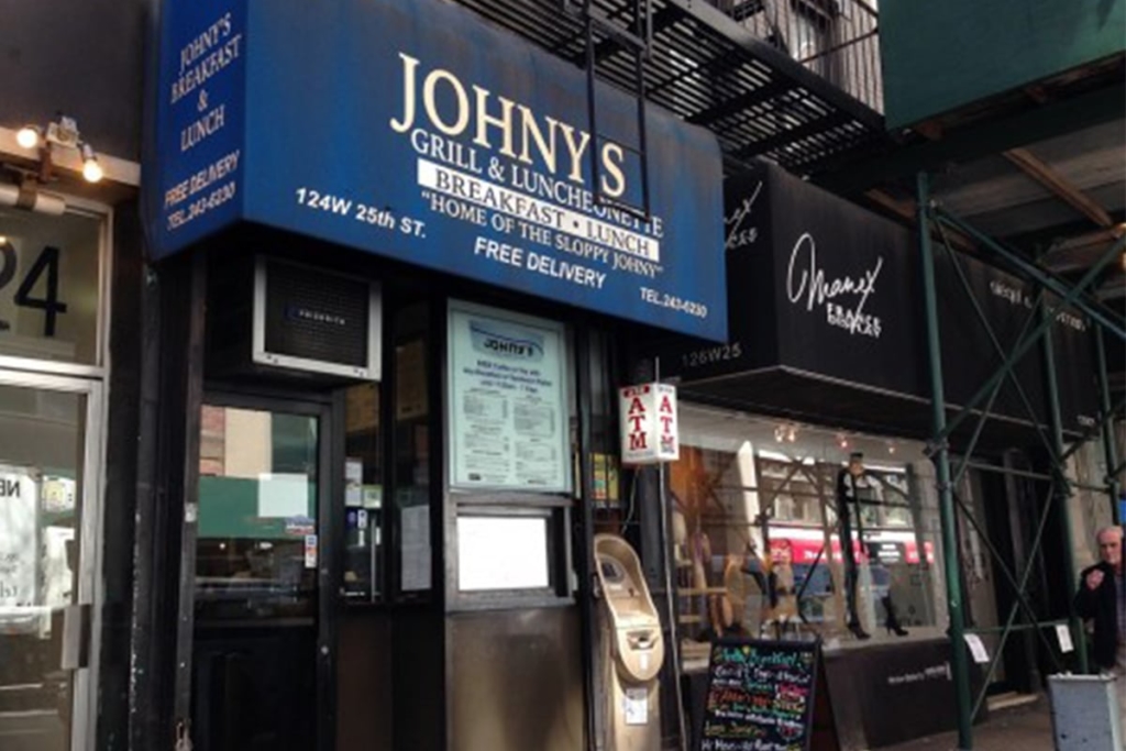 Johny's Luncheonette situé proche de l'Empire State Building à New York propose des pancakes à des prix très abordables dans une ambiance typiquement américaine.