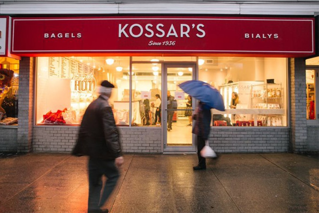 Kossar's Bagels & Bialys situé dans le Downtown Manhattan à New York propose à la fois des bagels mais également des bialys qui n'ont pas de trou au milieu mais simplement un creux.