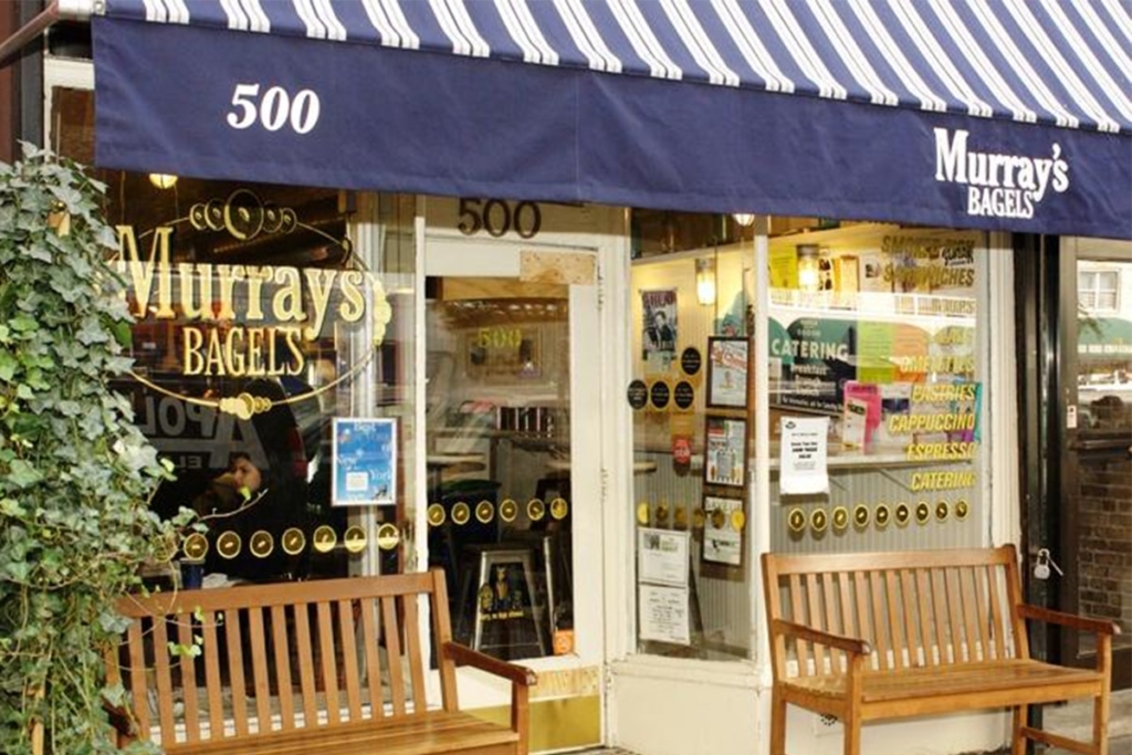 Murray's Bagels situé dans le West Village à New York est très réputé pour ses bagels à composer soi-même de très bonne qualité.