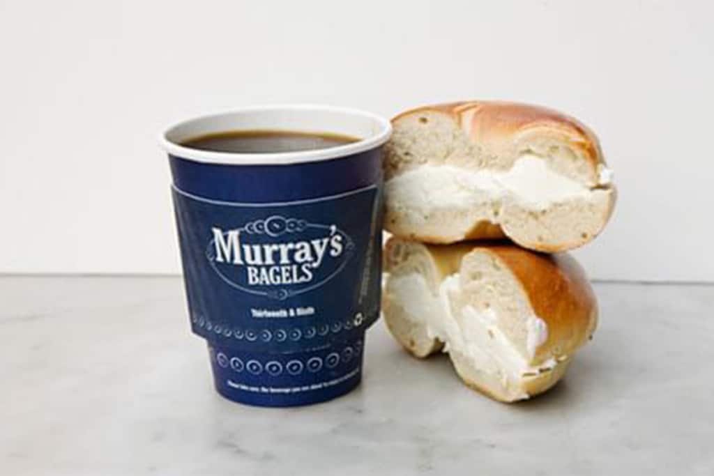 Murray's Bagels situé dans le West Village à New York est très réputé pour ses bagels à composer soi-même de très bonne qualité.