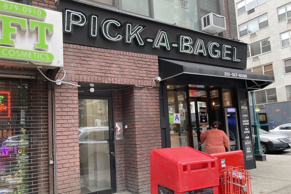 Pick a Bagel situé proche de Times Square à New York propose des bagels parfaits pour le déjeuner ou pour un snack rapide.