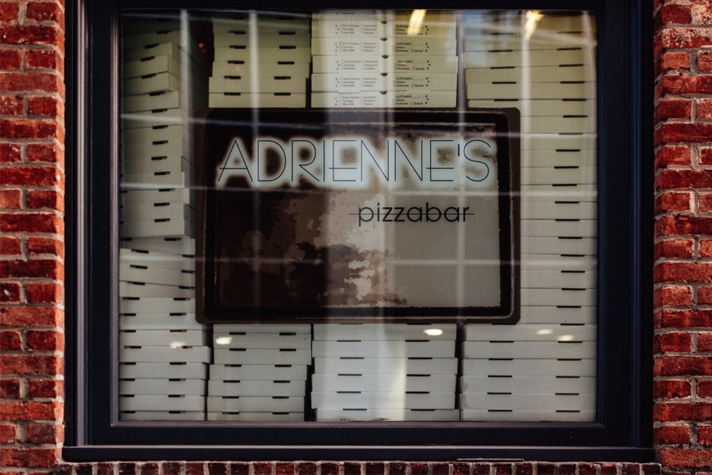 La pizzeria Adrienne's pizza bar situé dans le quartier financier de Manhattan à New York propose des grandes pizzas à partager à plusieurs.