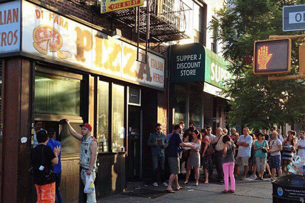 La pizzeria Di Fara situé à Brooklyn à New York est réputée pour ses pizzas typiquement italiennes avec une pâte épaisse mais croustillante.