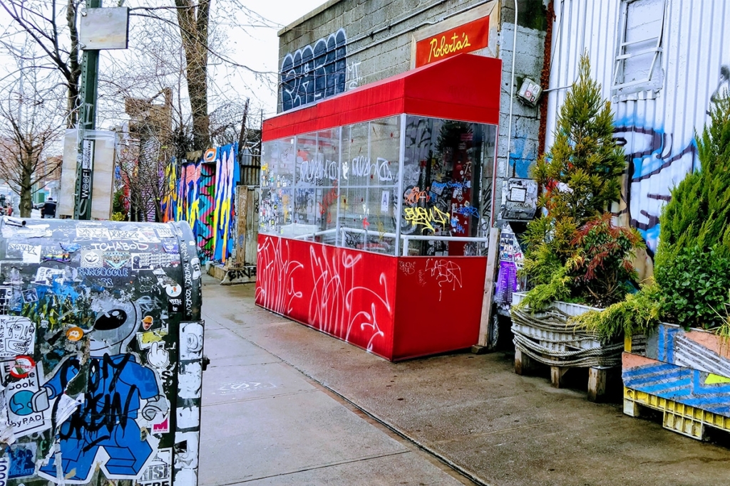 La pizzeria Roberta's situé dans le quartier de Bushwick à Brooklyn à New York propose des pizzas à base de produits frais dans une ambiance typiquement new-yorkaise.