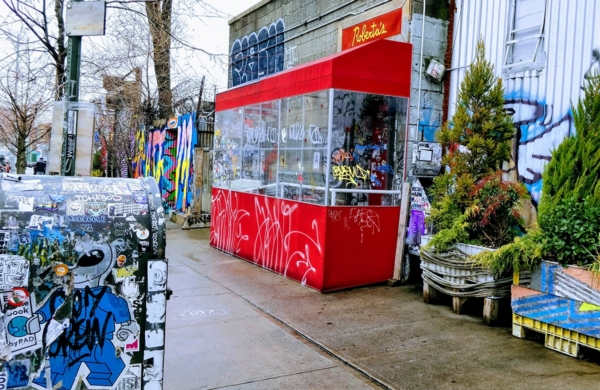 La pizzeria Roberta's situé dans le quartier de Bushwick à Brooklyn à New York propose des pizzas à base de produits frais dans une ambiance typiquement new-yorkaise.