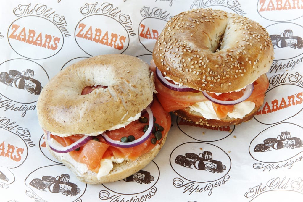 Zabar's, l'épicerie située dans l'Upper West Side de New York propose dans leur café des bagels pour le petit déjeuner.