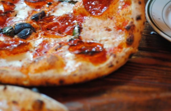 La pizzeria Roberta's situé dans le quartier de Bushwick de Brooklyn à New York propose des pizzas cuites au feu de bois dans une ambiance typiquement new-yorkaise.