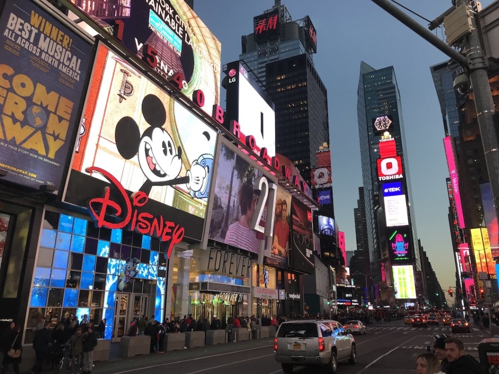 le Disney Store situé à Times Square à New York à côté du Forever 21.