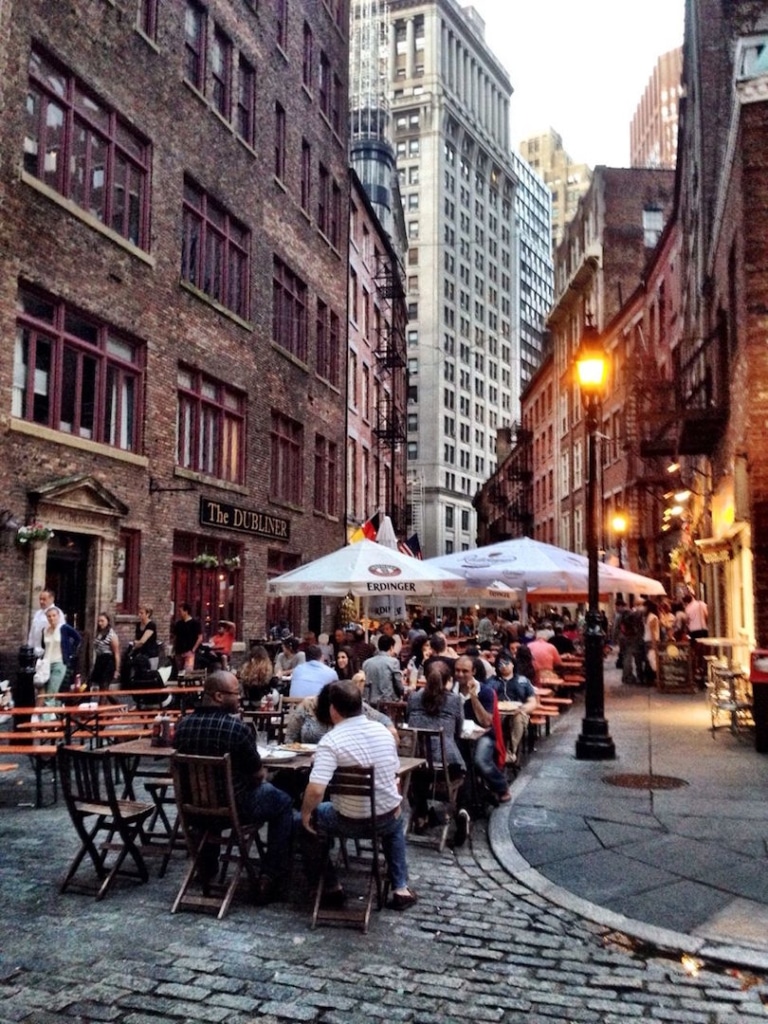 Stone Street à New York avec des terrasses des restaurants dans la rue.