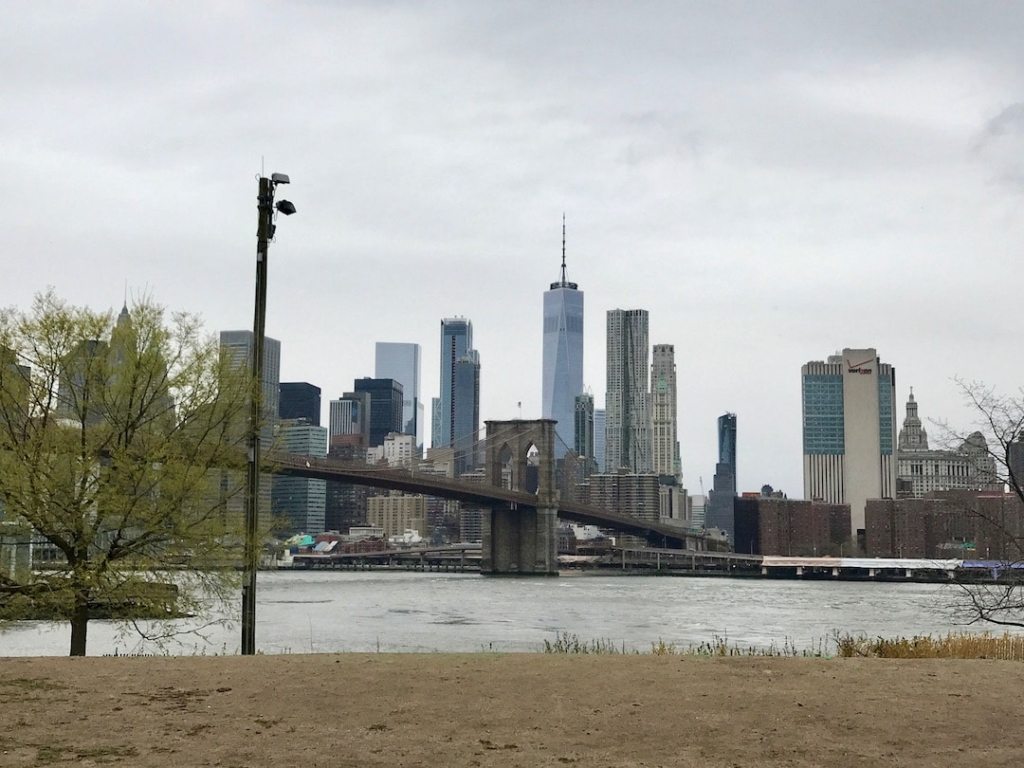 Vue de Manhattan et du pont de Brooklyn depuis le Brooklyn Bridge Park à New York