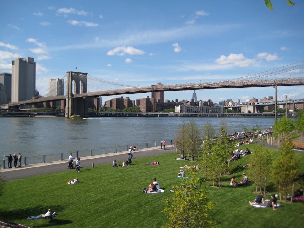 Espaces verts autour du pont de Brooklyn à New York