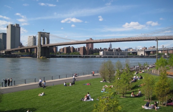 Espaces verts autour du pont de Brooklyn à New York