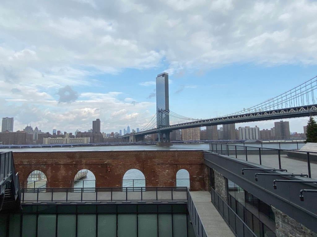 Magnifique vue sur la skyline de Manhattan et le pont de Manhattan depuis le Times Out Market de Brooklyn