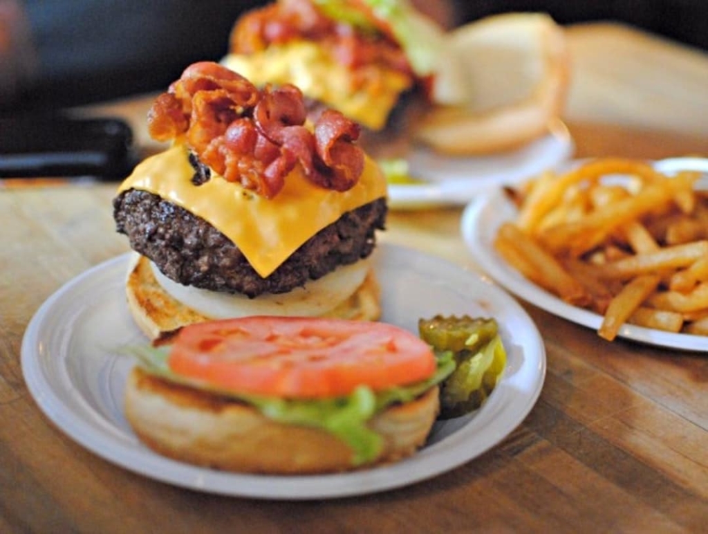 Burger ouvert avec steak, fromage et bacon du restaurant Corner Bistro à New York