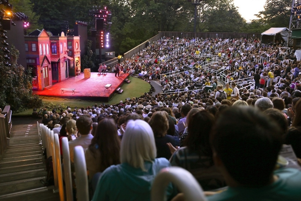 Gradins remplis de personnes regardant un spectacle de Shakespeare au Delacorte Theater.