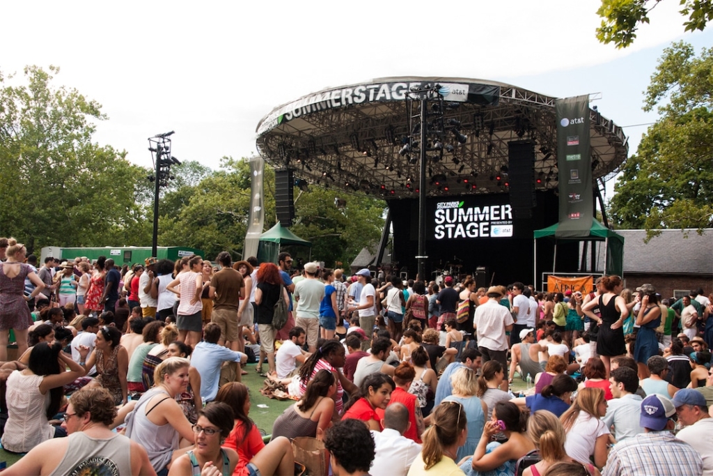 Scène du festival Summerstage avec des spectateurs devant.