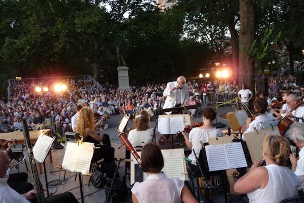 Musiciens pendant un concert au Washington Square Park entourés de spectateurs.