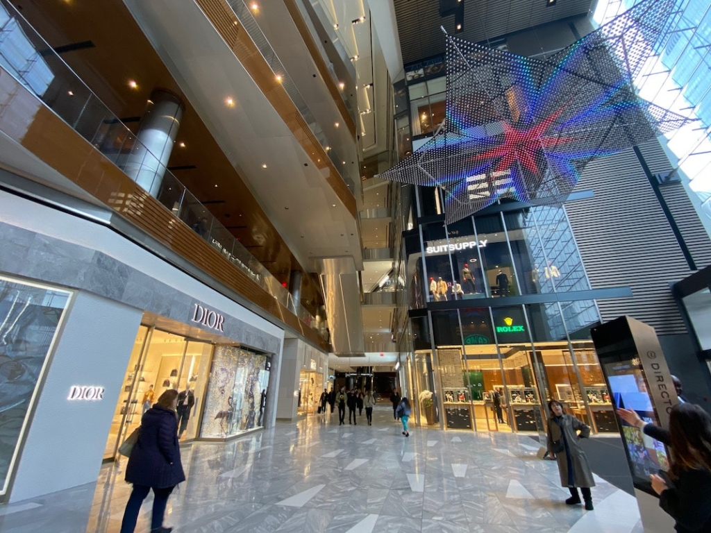 Intérieur du centre commercial au Hudson Yards à New York