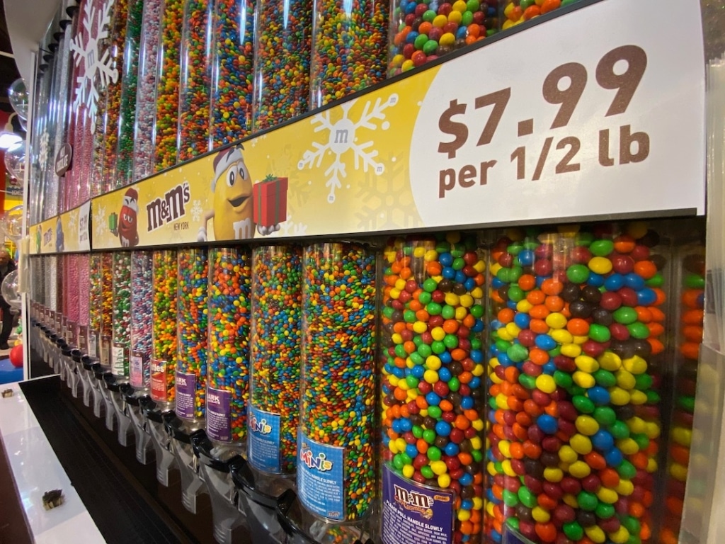 Tubes remplis de M&MS de toutes les couleurs