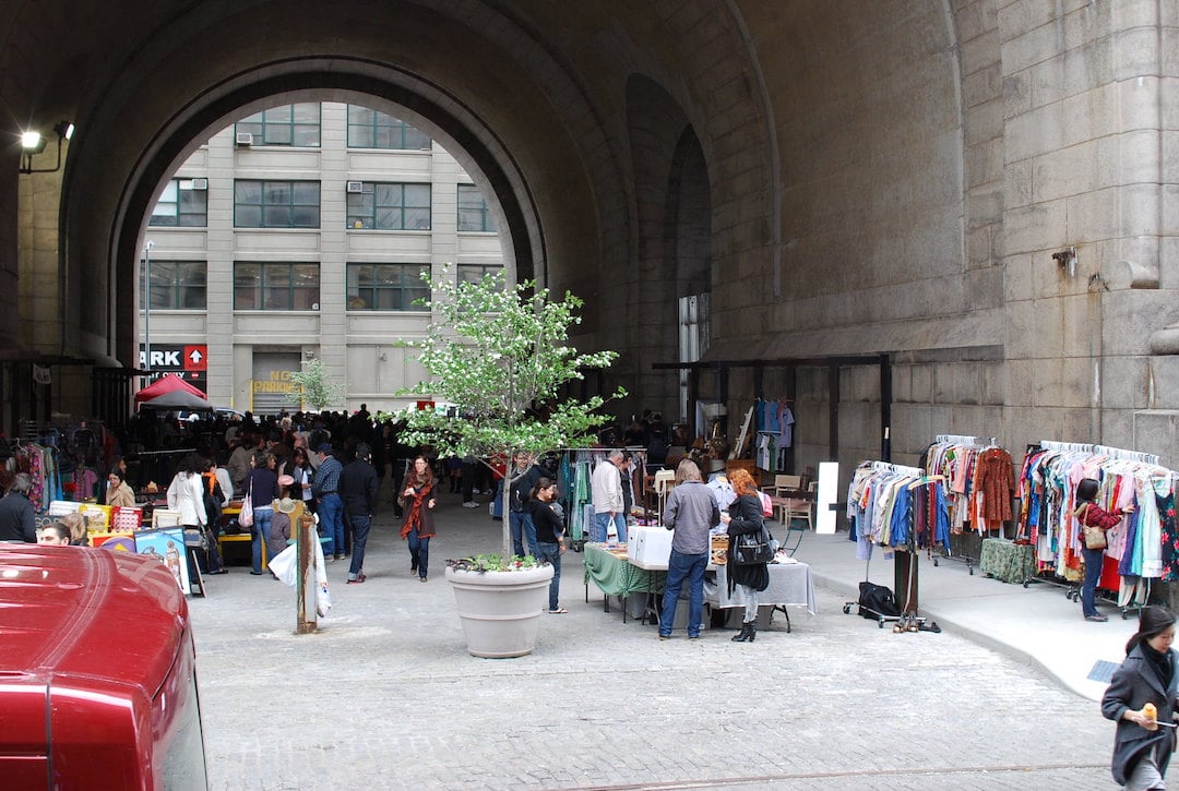 Marchés aux puces de DUMBO sous le pont de Manhattan