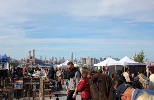 Stands d'un marché aux puces à Williamsburg