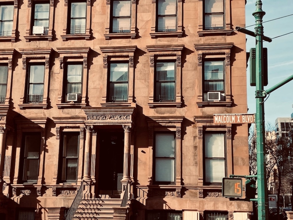 Devanture d'une maison brownstone à Harlem à New York