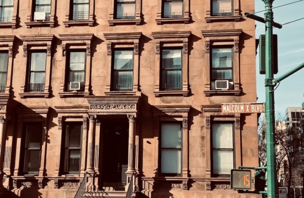 Devanture d'une maison brownstone à Harlem à New York