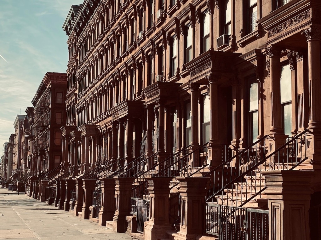 Ligne de brownstones à Harlem