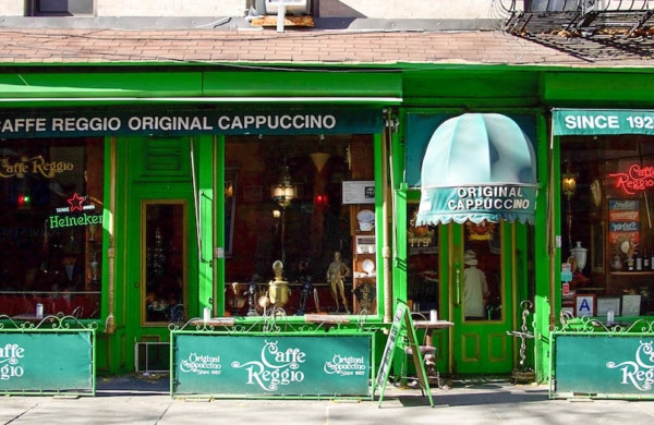 Devanture verte du Caffe Reggio à New York