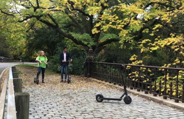 Deux personnes sur des trottinettes électriques à Central Park à New York