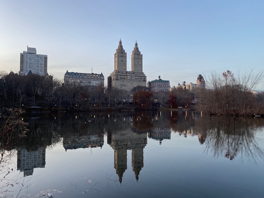 Reflets des buildings sur l'eau à Central Park