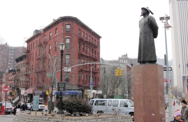 Chatham Square avec une statue à droite à New York