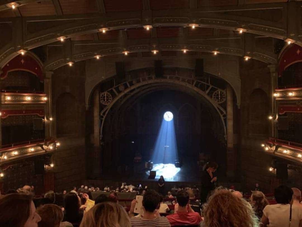 Intérieur d'un théâtre avec vue sur scène