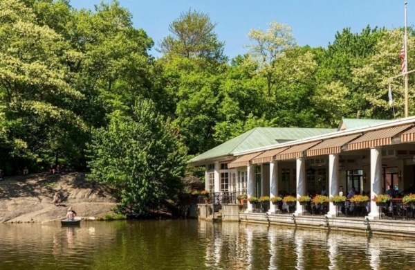 Restaurant au bord du réservoir d'eau à Central Park