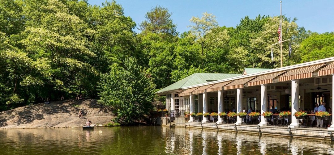 Restaurant au bord du réservoir d'eau à Central Park