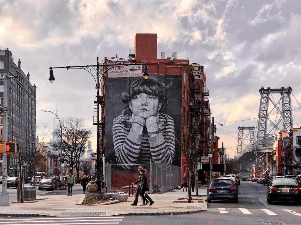 Œuvre de street art d'une petite fille en noir et blanc à Williamsburg