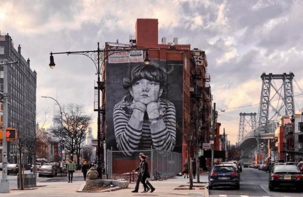 Œuvre de street art d'une petite fille en noir et blanc à Williamsburg