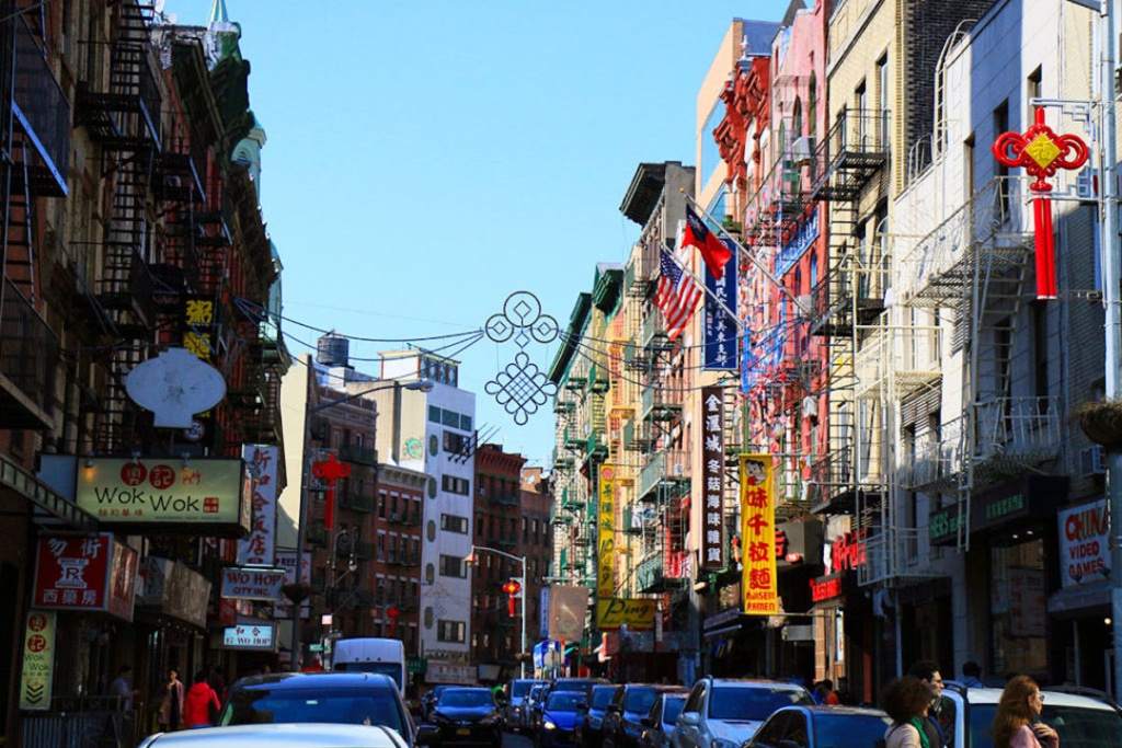 Rue à Chinatown avec enseignes et restaurants chinois à New York