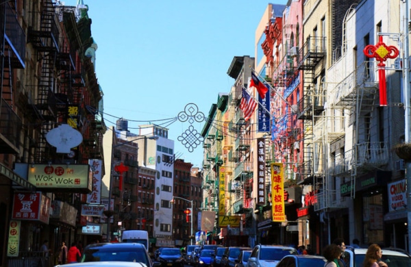 Rue à Chinatown avec enseignes et restaurants chinois à New York