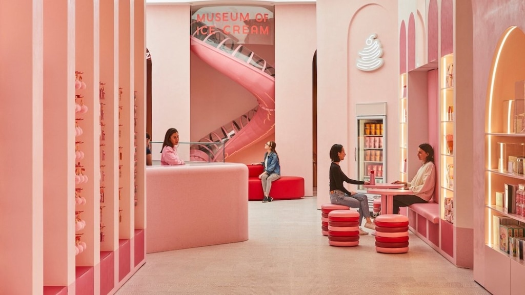 Pièce rose avec canapés et fauteuils roses dans le musée de la glace à New York